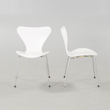 ARNE JACOBSEN, stolar, ett par, "Sjuan", Fritz Hansen, daterade 1987.