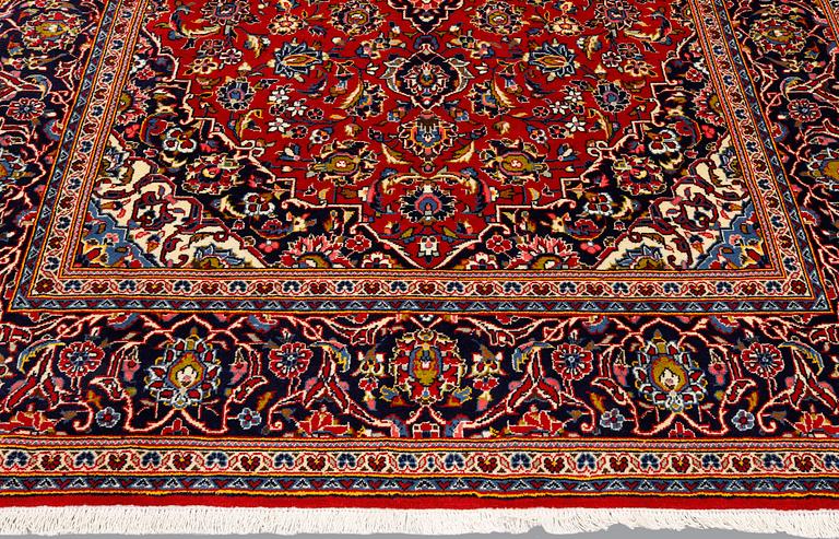 A Keshan carpet, approx. 318 x 202 cm.