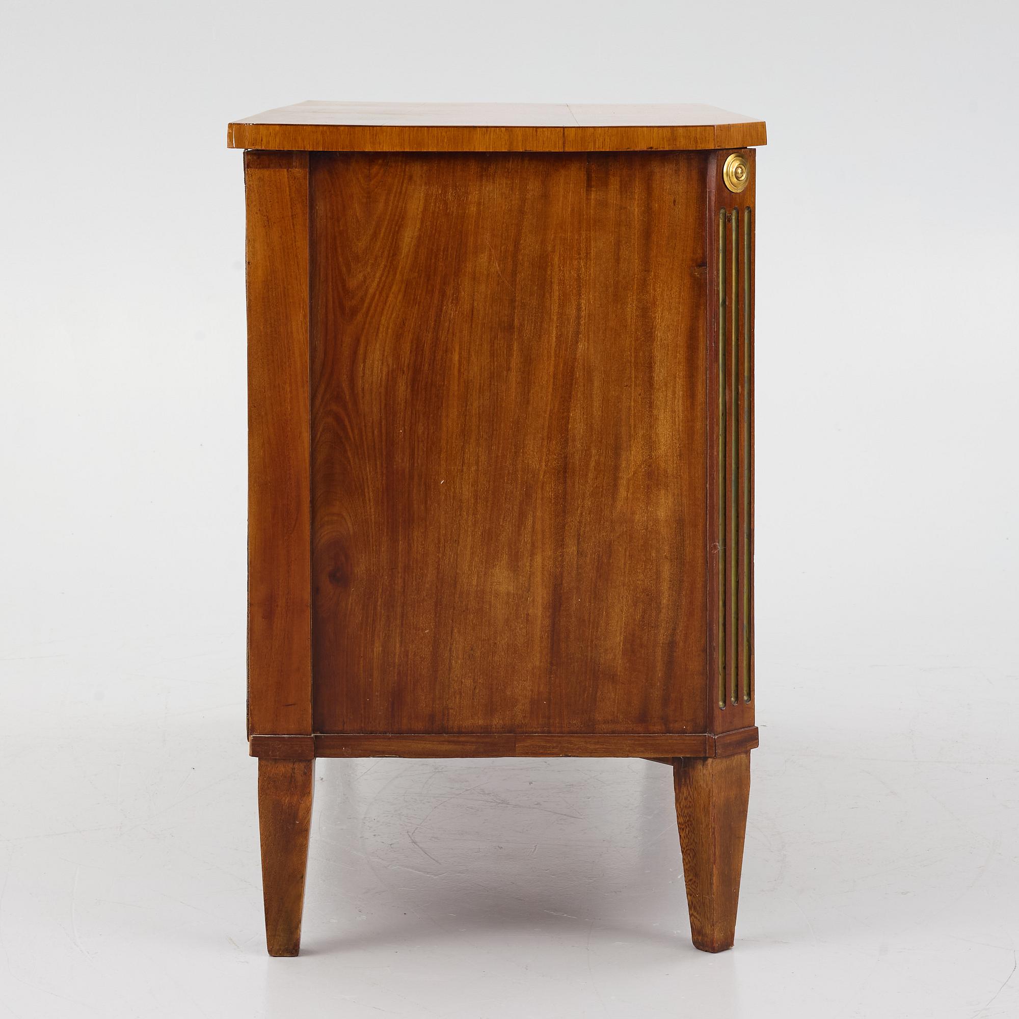 Byrå, sengustaviansk, sent 1700-tal.