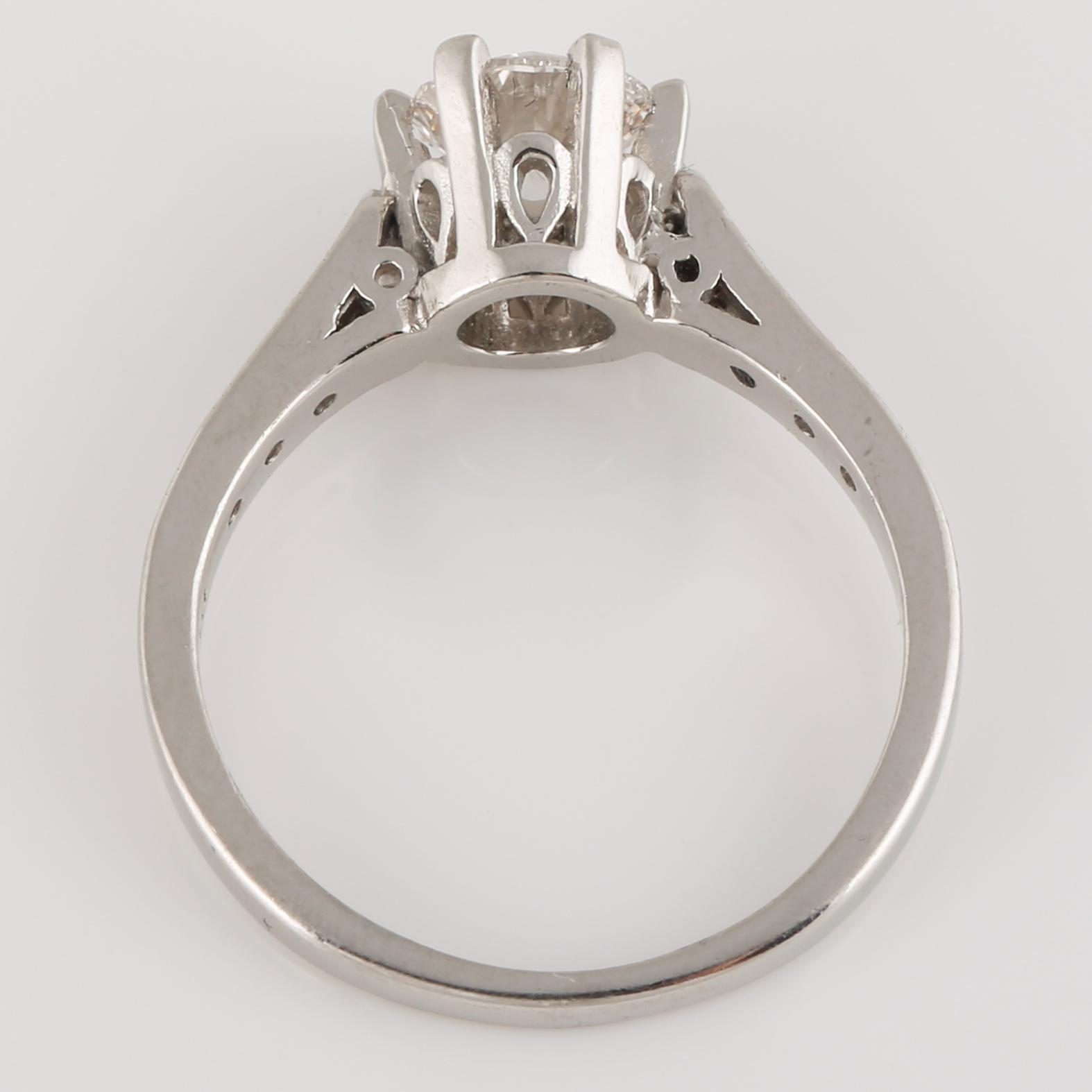 RING, platina med gammalslipad diamanter samt 8 briljantslipade diamanter ct. Vikt 5,0 gram.