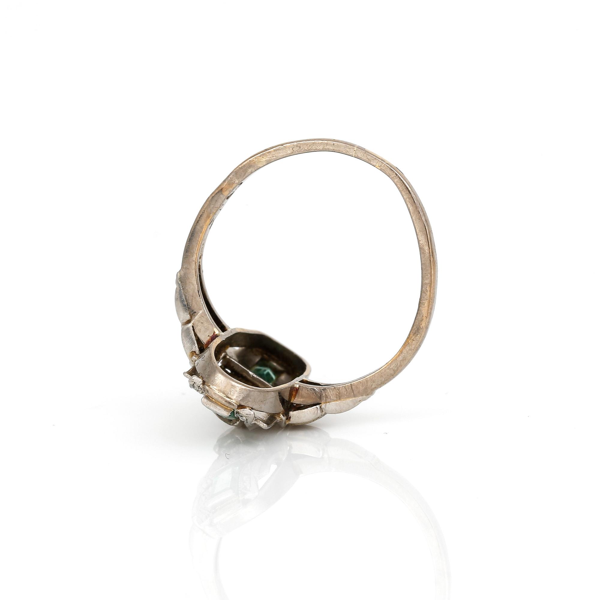 RING, 18K vitguld med diamant, ca 0,04 ct och troligen baguetteslipad smaragder. Total vikt ca 2,90 g.