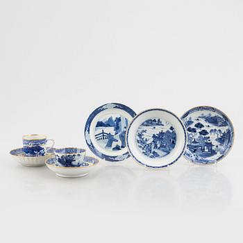 Tre fat, samt kopp med fat, exportposlin, Kina, Qingdynastin, 1700-tal, samt kopp med fat, England, 1800-tal.