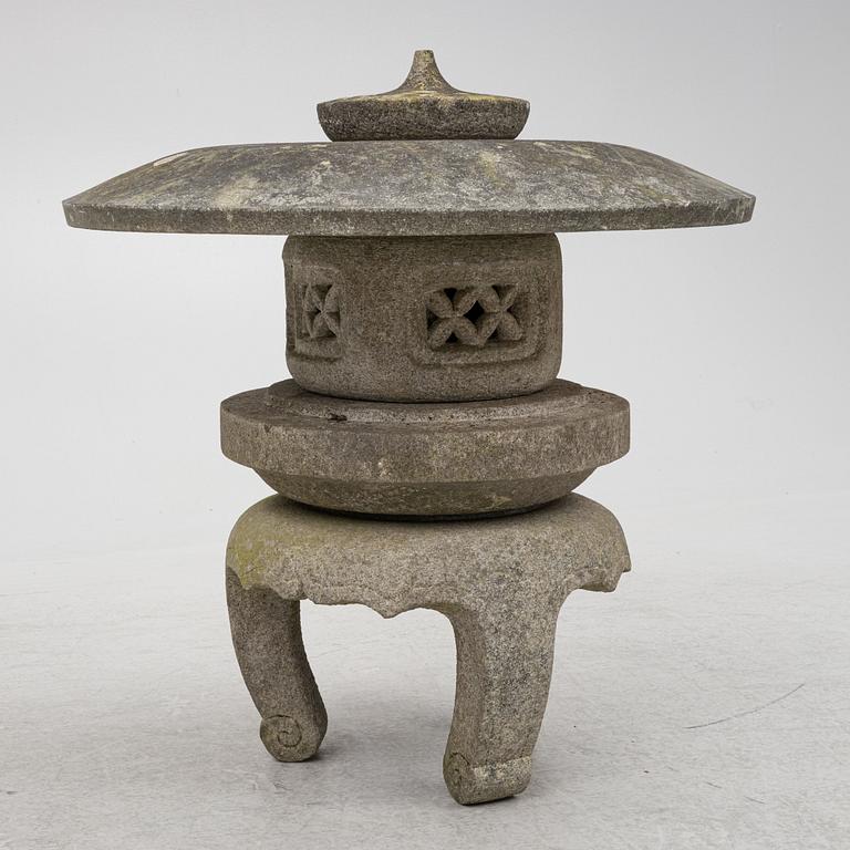 A Japanese stone lantern, ishi-dōrō 石灯籠.