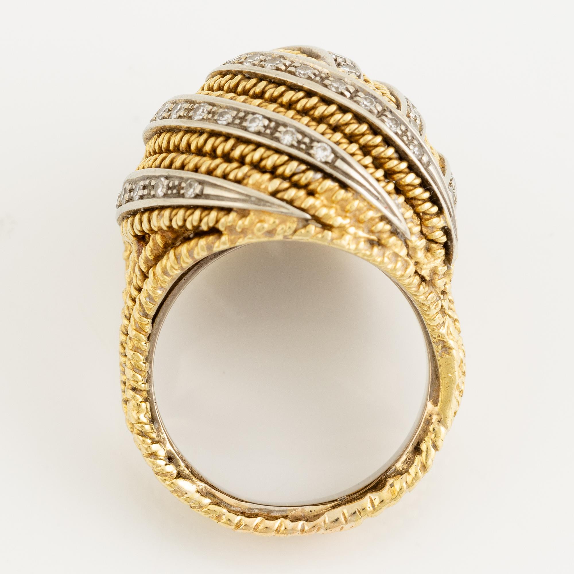 Ring 18K gold with eight-cut diamonds.