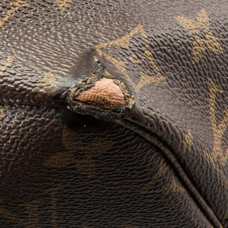 A Louis Vuitton Neverfull MM bag.
