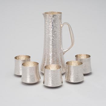 A silver pitcher with five beakers by Tapio Wirkkala, signed TW. Kultakeskus, Hämeenlinna, 1979-83. Weight circa 1740 g.