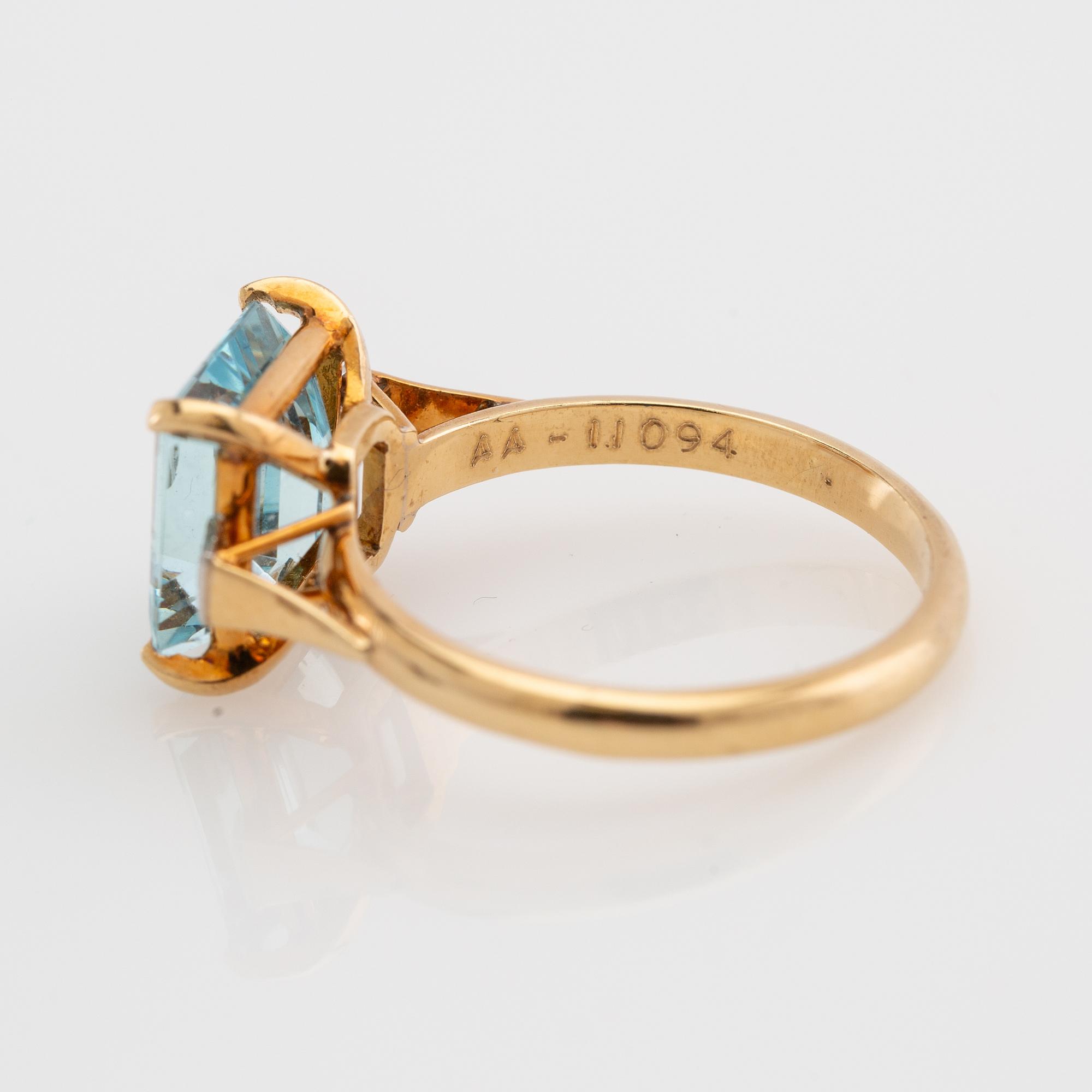 Ring, 18K gold with aquamarines and diamonds.