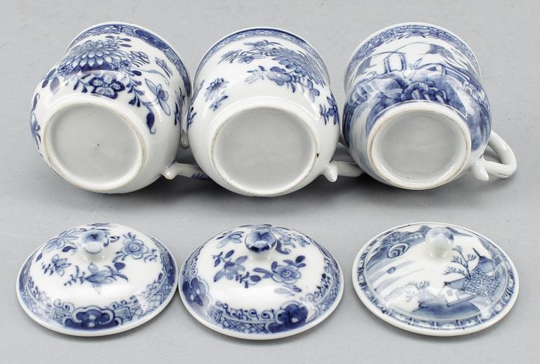 CREMEKOPPAR, 3 st SAMT BÄRTALLRIK, porslin, Qianlong, Kina 1700-tal.