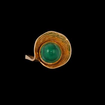 RING, 18k guld med cabochonslipad malakti, importstämplad. Vikt 8 g.