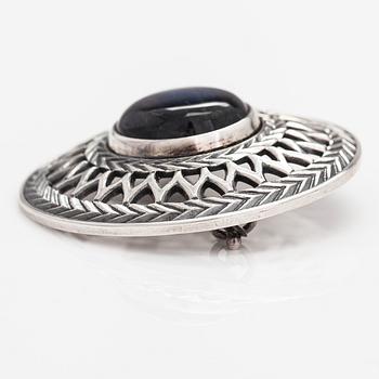 Brosch, modell 287, sterlingsilver, spektrolit. Kalevala Koru, Helsingfors 1981.