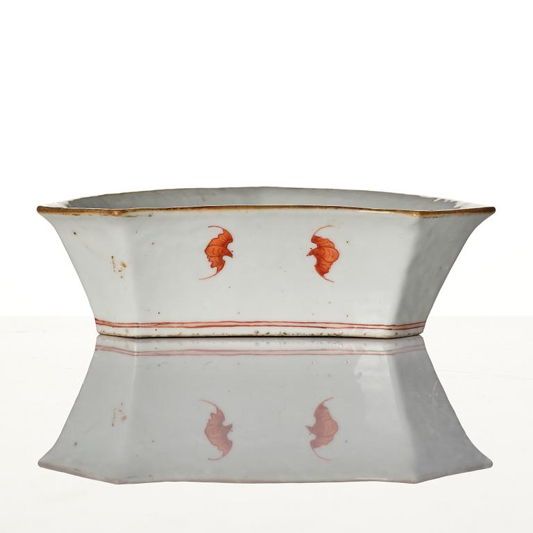 A Chinese famlle rose porcelain bowl, late Qing dynasty.