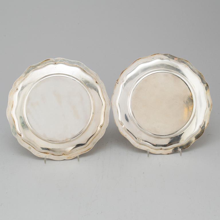 CG HALLBERG, a pair of silver dishes from Stockholm, 1939-56.