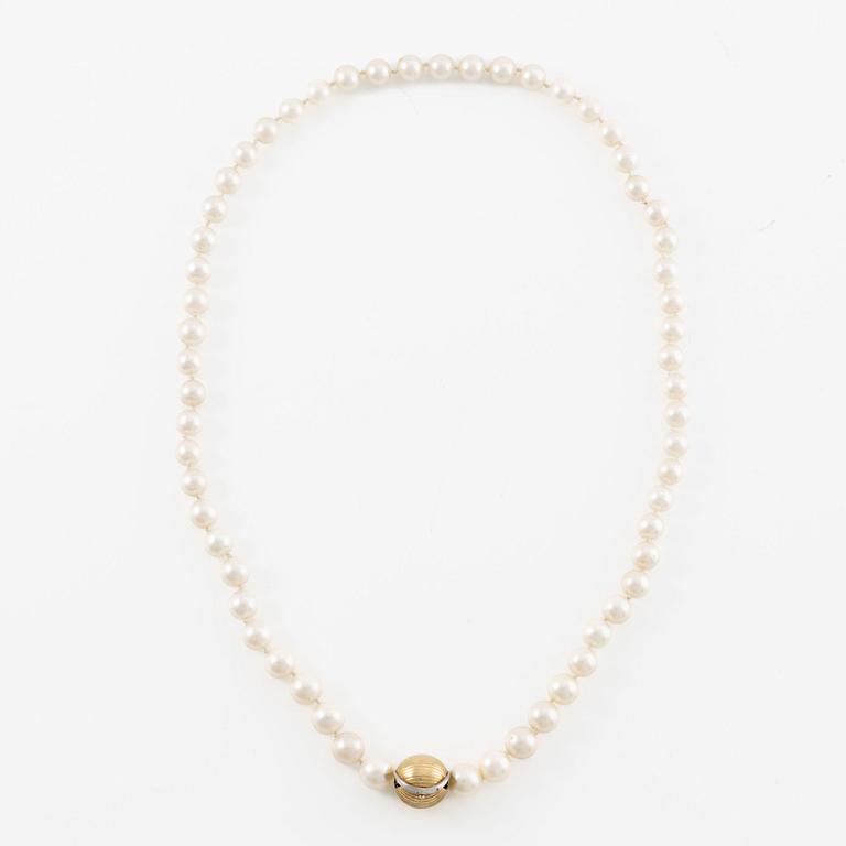 Ole Lynggaard, collier, odlade pärlor, med kullås i 18K guld,.