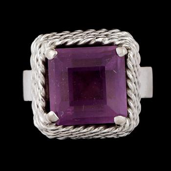 RING, 18k vitguld med ametist. Stockholm, 1995. Vikt ca9g.