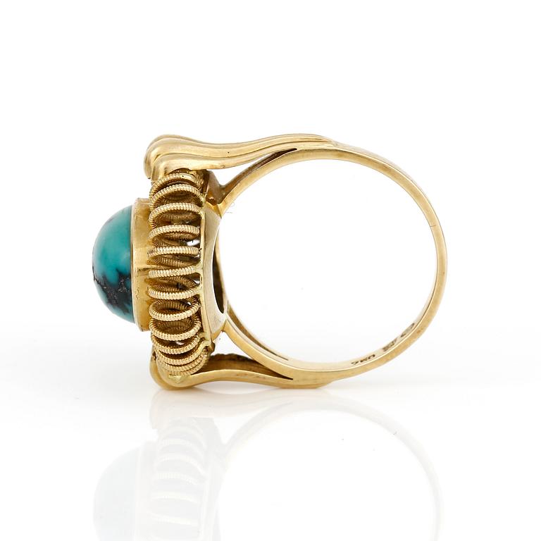 RING, med cabochonslipad turkos.