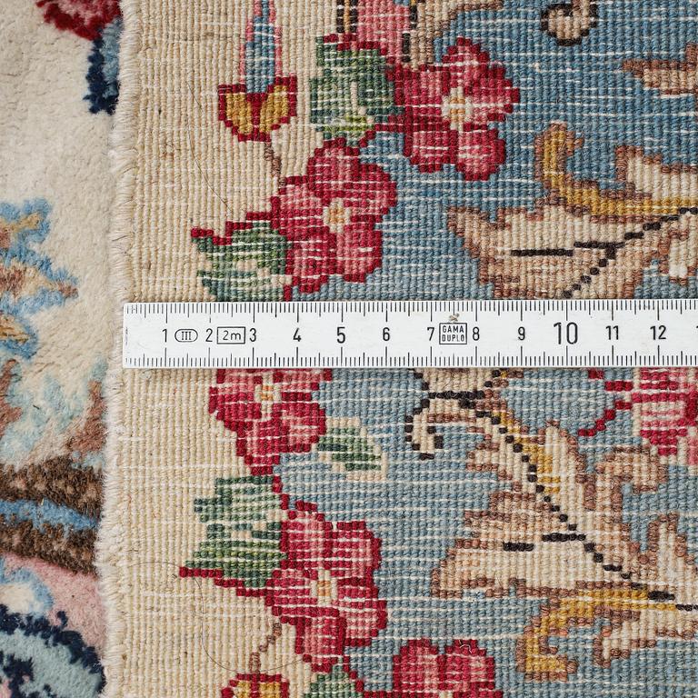 Matto, semi-antique Kerman, ca 370 x 249 cm.