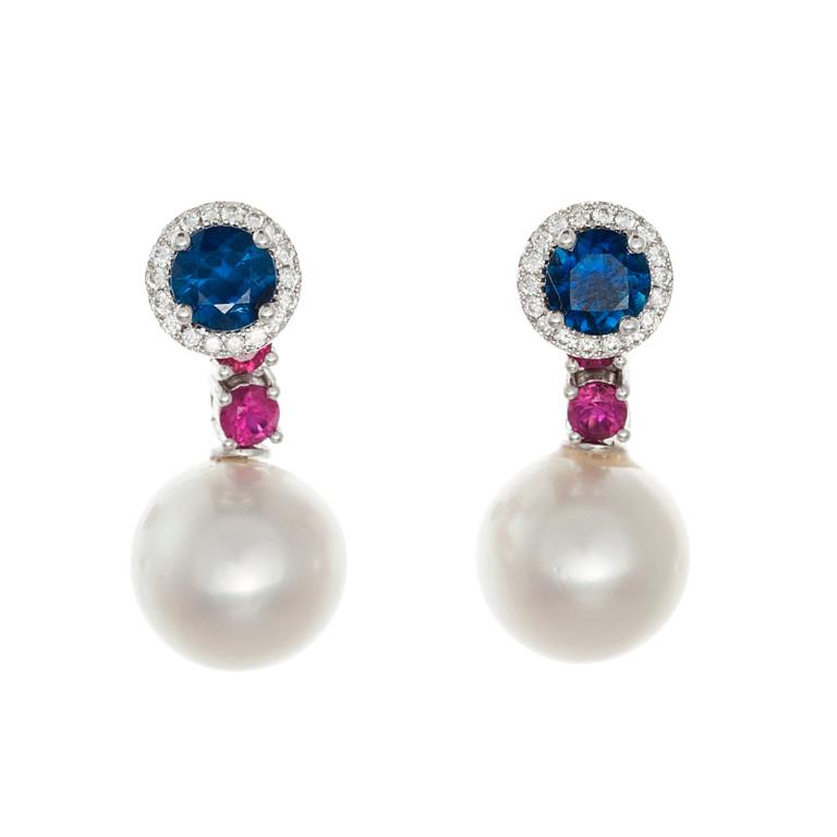 EARRINGS, 18K white gold. South sea pearls 11,5 mm, sapphires 1.65 ct, brilliant cut diamonds 0.30 ct.