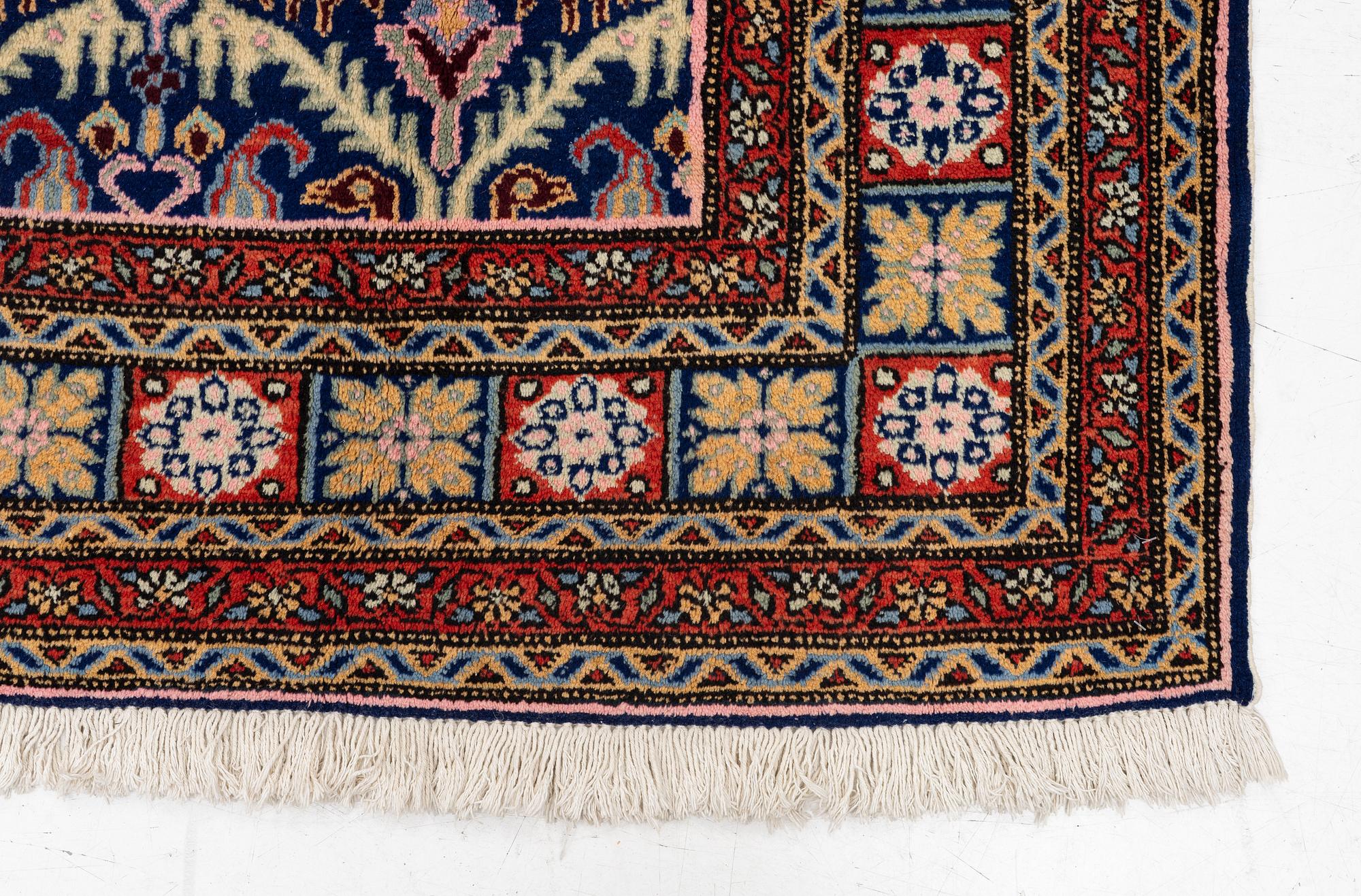 An Ardabil carpet, approx. 270 x 170 cm.