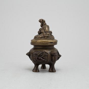 A Chinese bronze censer with lid, Qing dynasty, 19th century.