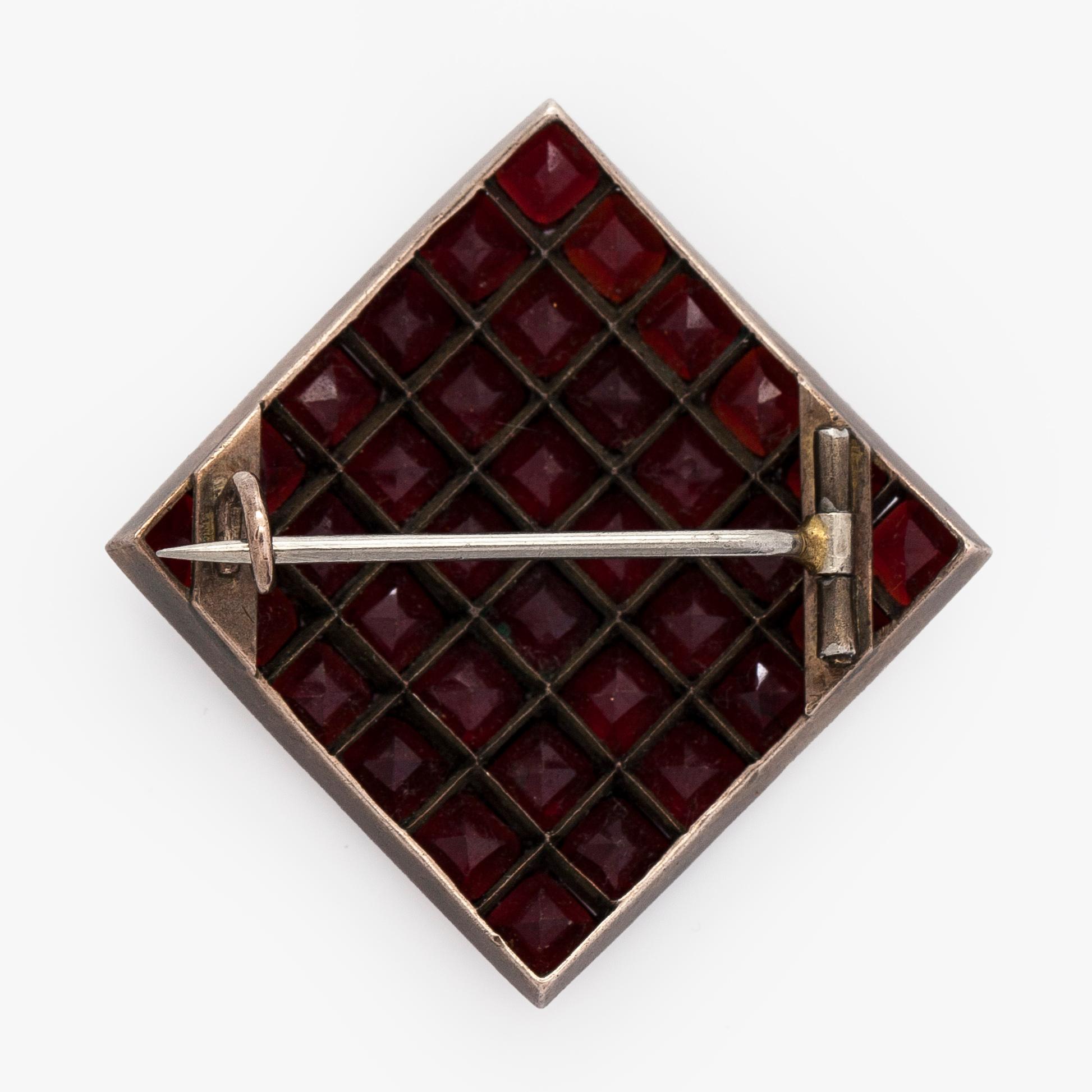 Rintaneula ja sormus, granaatteja, valkometallia.