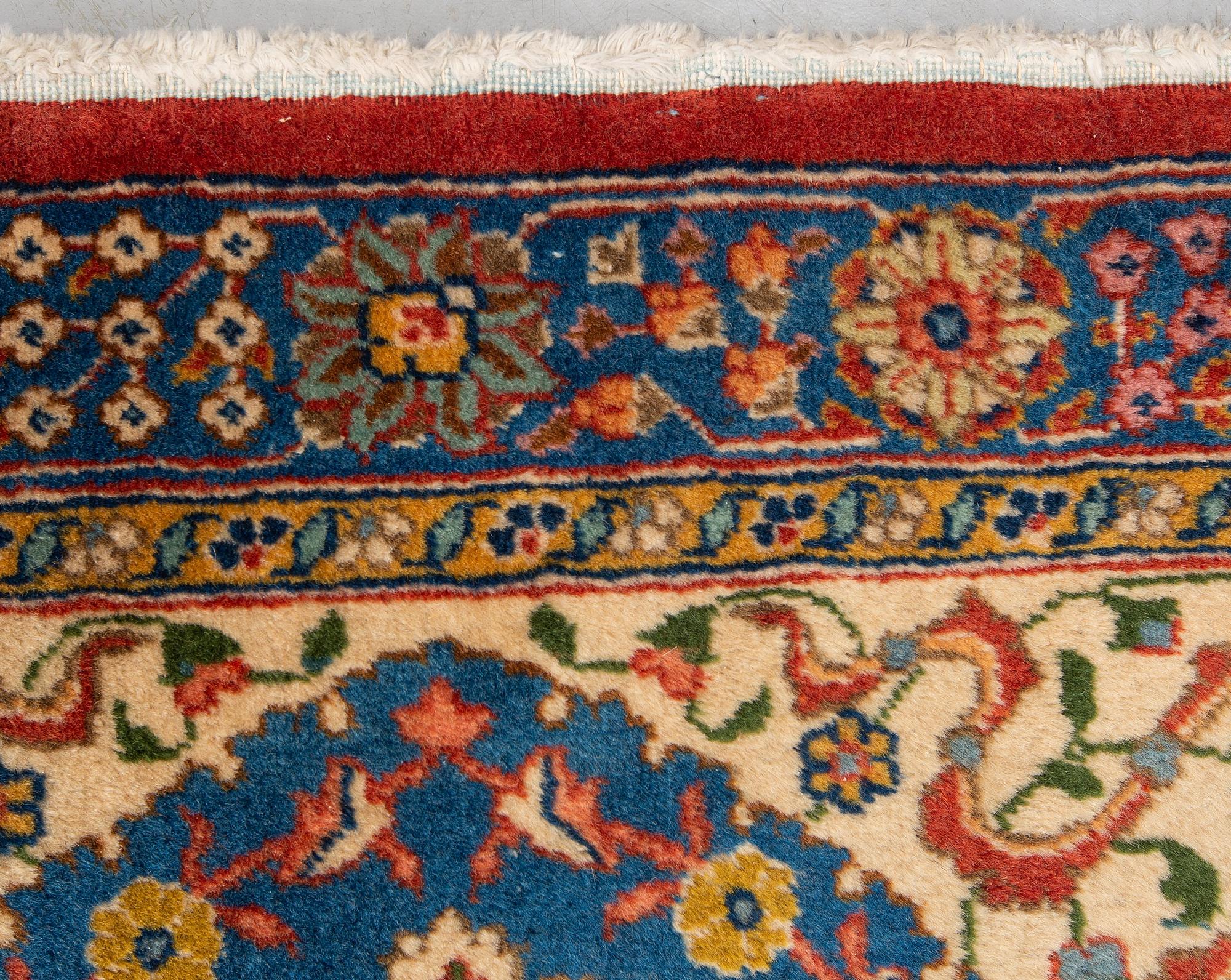 Matta, semiantik Täbris, ca 528-535 x 346,5-352,5 cm, signerad Farhan.