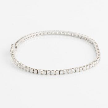 Tennis bracelet with brilliant-cut diamonds.