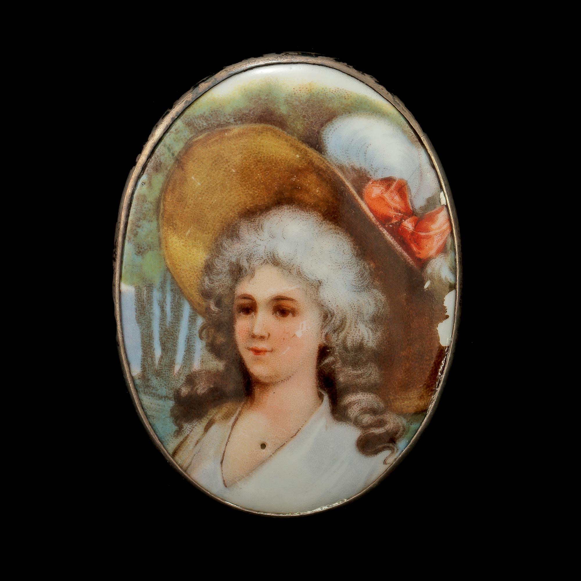 BROSCHER, 2 st, silver samt porslin, Hallbergs resp Gustaf Wikström, Göteborg, 1900-tal. Tot vikt 28 g.