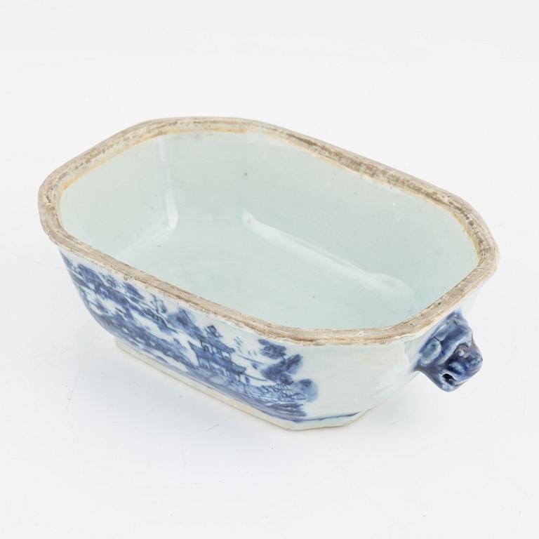 A Chinese blue and white porcelain butter terrine with lid and dish, Qing Dynasty, Qianlong (1736-1795).