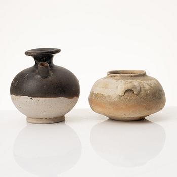 Krukor, två stycken, vaser, två stycken, skål och kanna, Mingdynastin (1368-1644.