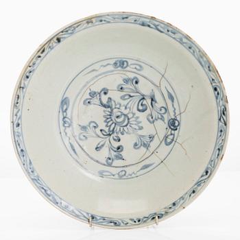 A blue and white Swatow dish, Ming dynasty (1368-1644), 16th Century.