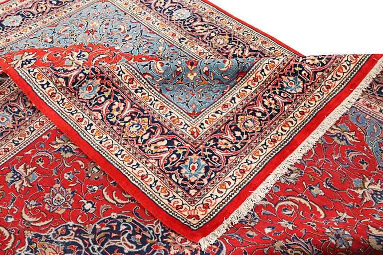 A Kashan carpet, a. 320 x 234 cm.