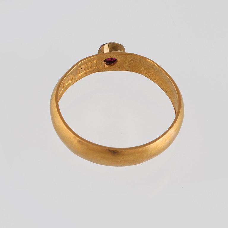 RING, 23K guld med fasettslipad  syntetisk rubin, JPH, Varberg, 1973. Vikt 2,8 gram.