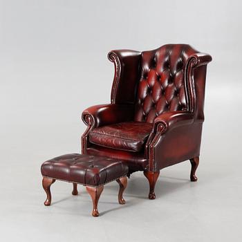 ÖRONLAPPSFÅTÖLJ, samt FOTPALL, chesterfield-modell, England, 1900-talets fjärde kvartal.