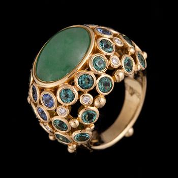 RING, 18K guld, cabochonslipad jadeit ca 8 ct, safirer, diamanter. Temple St. Claire, USA. Vikt 18,4 g.