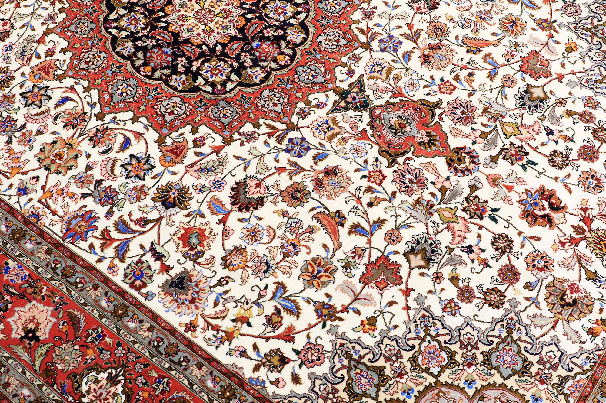 A carpet, Täbriz part silk, 306 x 200 cm.