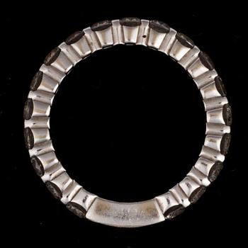 ALLIANSRING, 14K vitguld, diamanter tot. ca 1,90 ct. Vikt ca 4,1 g.