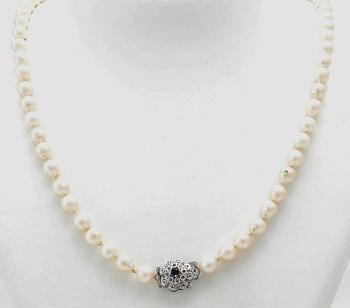 Necklace of cultured pearls with an 18K white gold clasp.