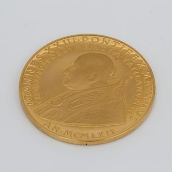 GULD MEDALJ, 18K, till minne av Påve Johannes XXII, II Vatikankonciliet, 1962. Vikt 34,66 g.