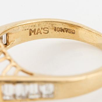 Ring, 18K guld med safir och baguetteslipade diamanter.