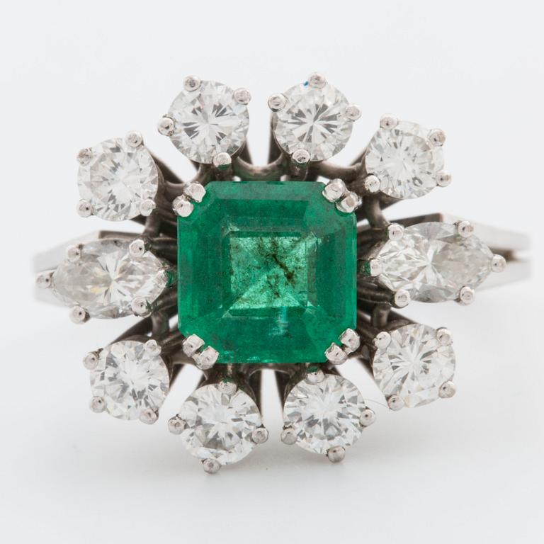 RING, 18K whitegold, 1 emerald, 8 brilliant-cut diamonds and 2 marquis-cut diamonds total 0,90 ct.