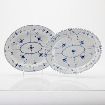 Royal Copenhagen, matservis, 68 delar, "Musselmalet", bland annat helblonde, Danmark.