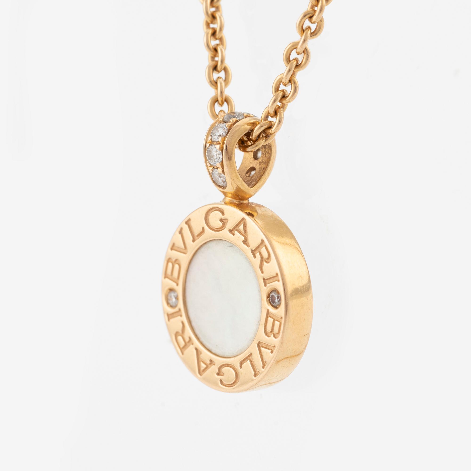 A Bulgari necklace in 18K gold with onyx and mother-of-pearl, and round brilliant-cut diamonds.