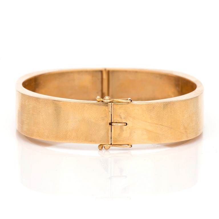 An 18K gold bracelet.