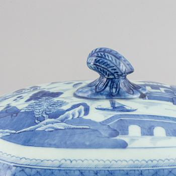A blue and white tureen with cover, Qing dynasty, Jiaqing.