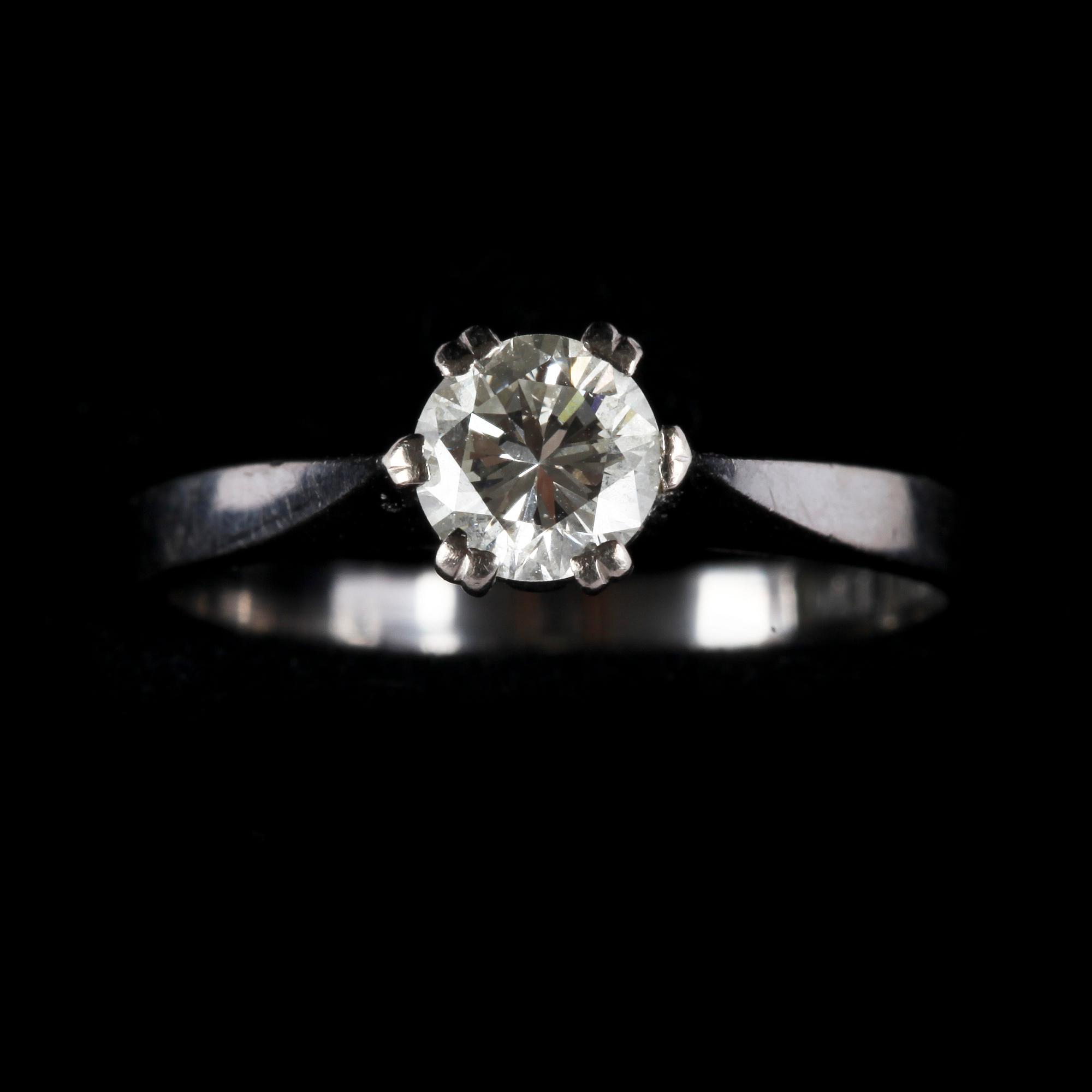 RING, 18k vitguld med briljantslipad diamant, ca 0.50 ct enligt gravyr. 1976. Vikt 3.1 g.