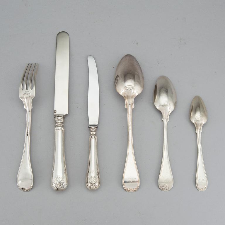 BESTICK I SILVER, 32 delar, olika svenska mästare, 1800/1900-tal. Total vikt ca 2035 gram inklusive knivblad.
