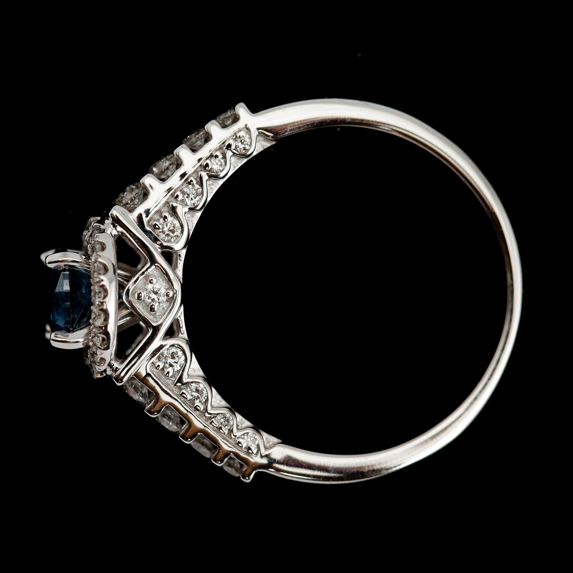 RING, 14 k vitguld, blå briljantslipad diamant ca 0.81 ct samt briljantslipade diamanter tot ca 0.80 ct.