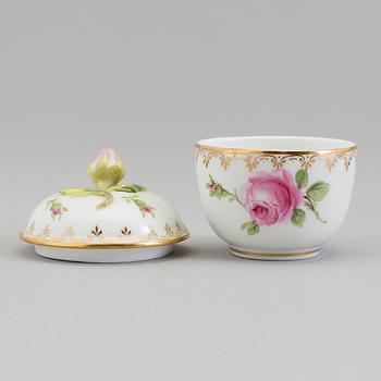 A SET OF FIVE LIDDED CUPS, porcelain, Meissen, mid 20th century.