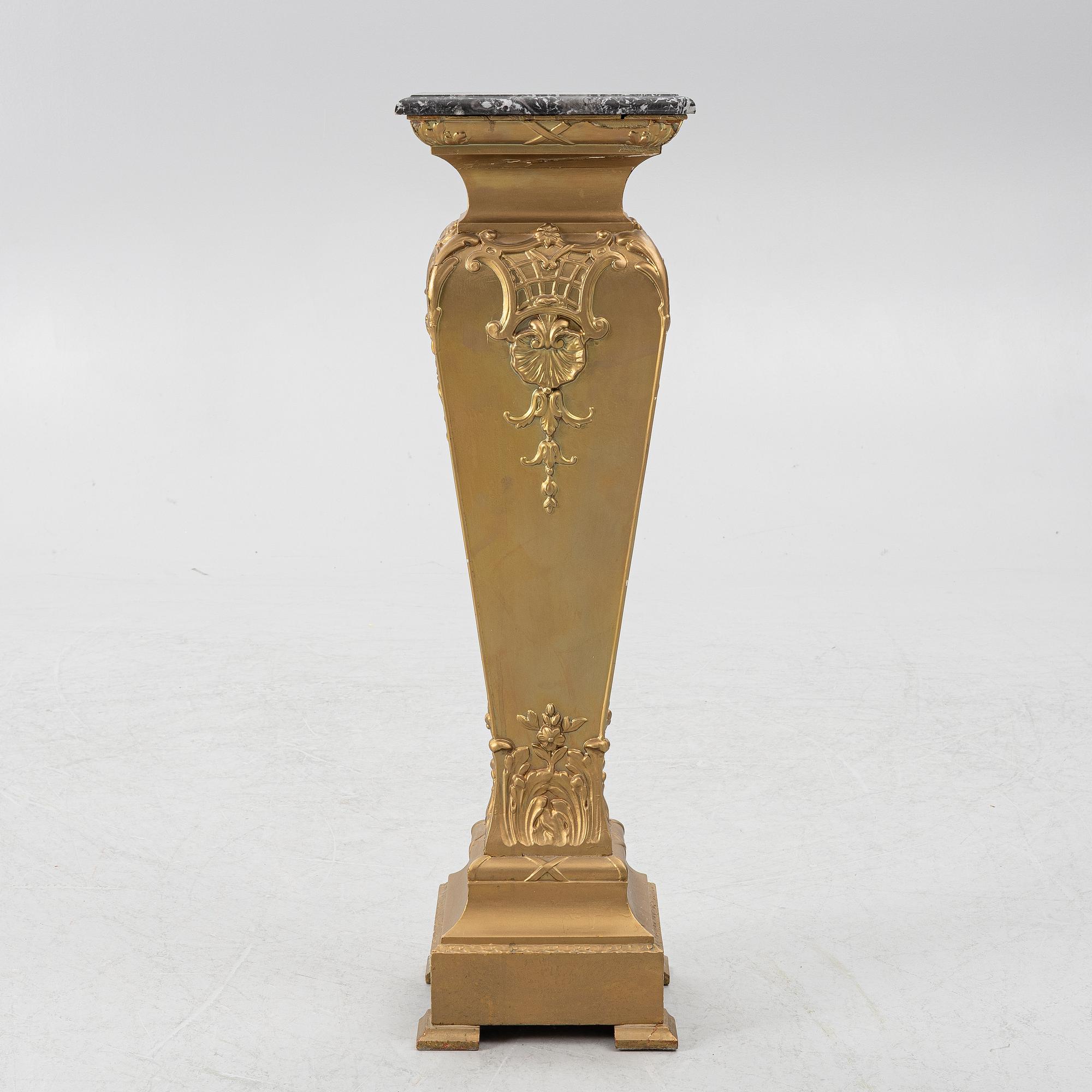 A Louis XV-style pedestal, around 1900.
