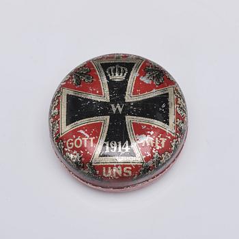 Bordsklocka, bricka, askfat, dosa, klämma och miniatyrskepp, nysilver och mässing. 1900-tal.